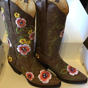 Brand new, size 8 with pointed toe boots.